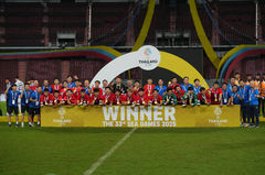 SEA 게임 우승, 선수들과 포즈 취한 김상식 감독