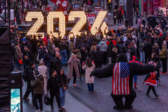 타임스퀘어에 불 밝힌 새해 조형물