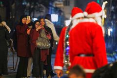 산타 찍는 시리아 여성들