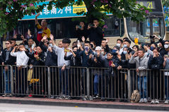 순직 소방관 떠나보내는 홍콩 시민들