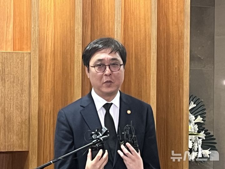 최휘영 문체부 장관, 故 윤석화 조문 