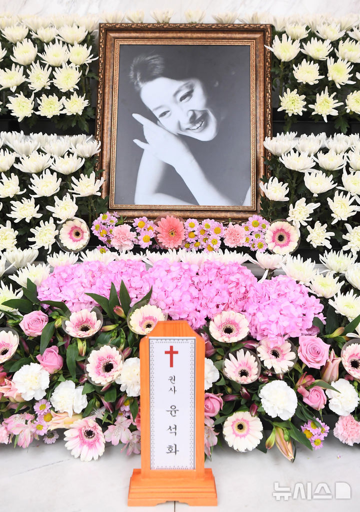 윤석화 빈소 추모 이어져…21일 대학로서 마지막 배웅(종합)