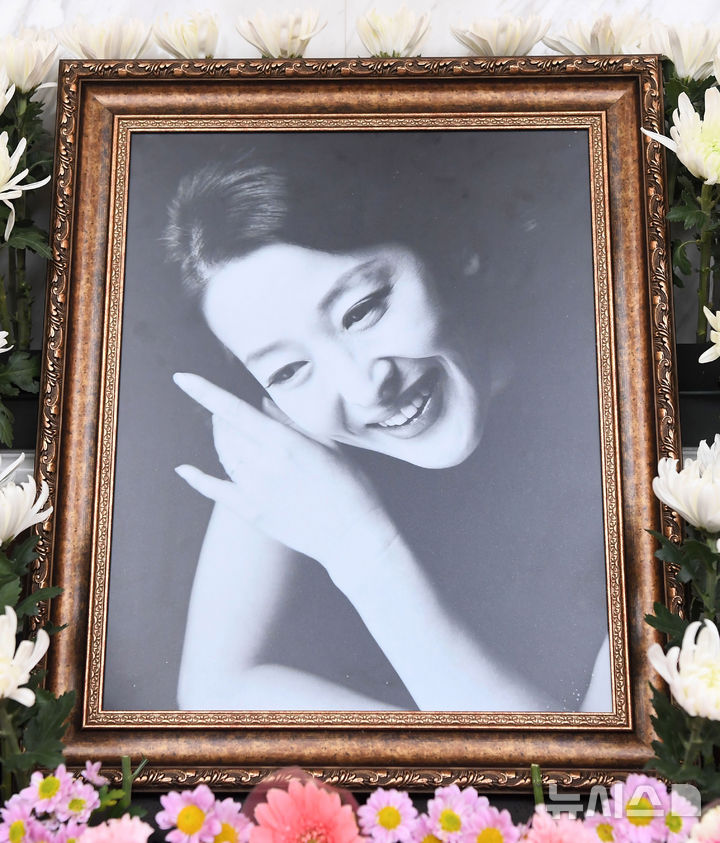 문체부, 故 윤석화에 문화훈장 추서키로…