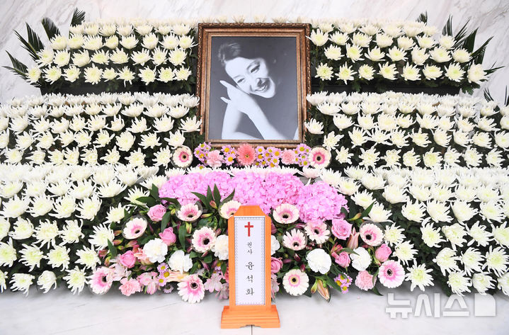 윤석화 추모 물결…