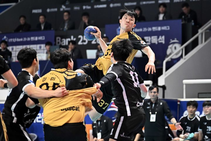 두산 핸드볼, SK호크스에 승리하며 반전의 기회 마련 최성민, 문경씨름대회서 통산 8번째 백두장사 등극