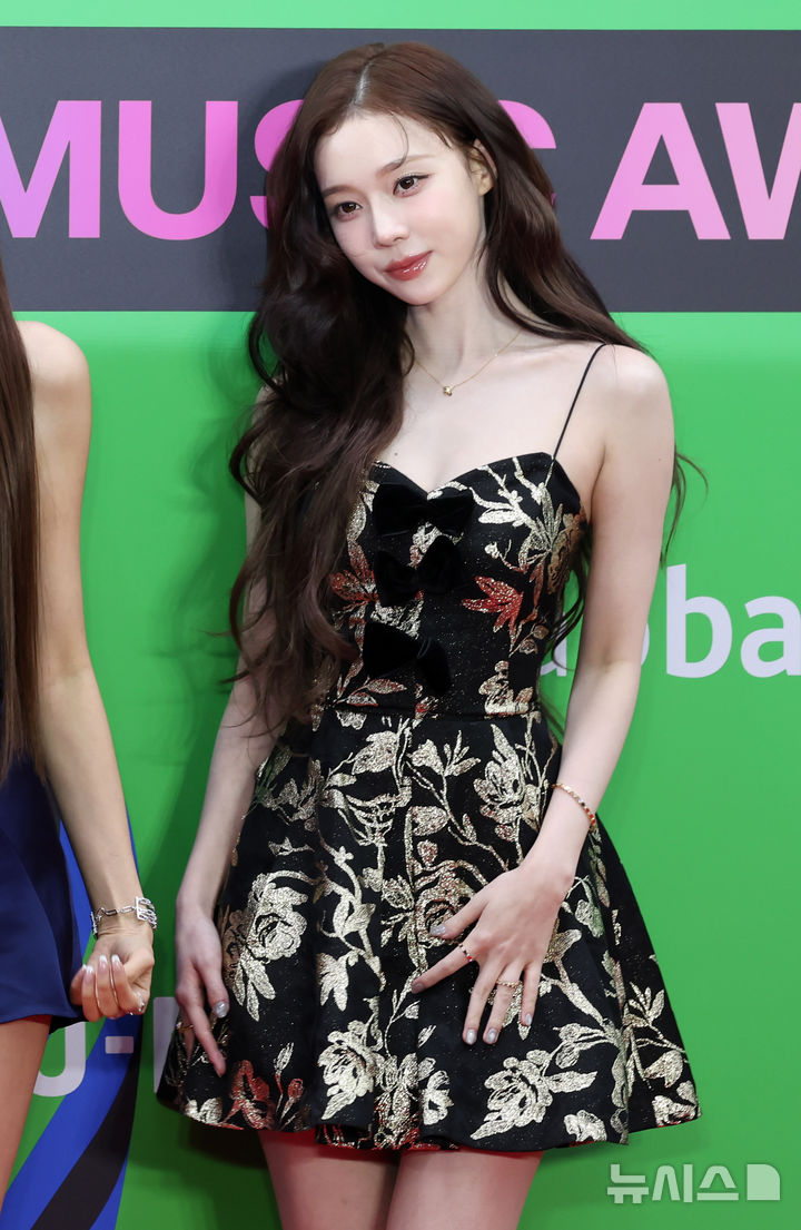 정국과 열애설 이후 첫 공식석상 선 윈터