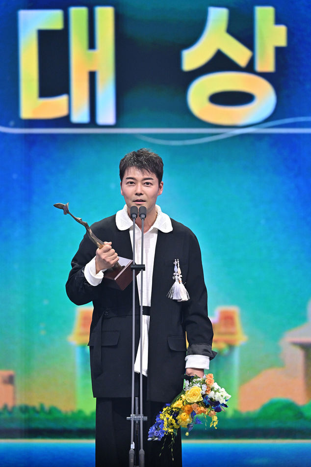 전현무, 친정 KBS 첫 연예대상 