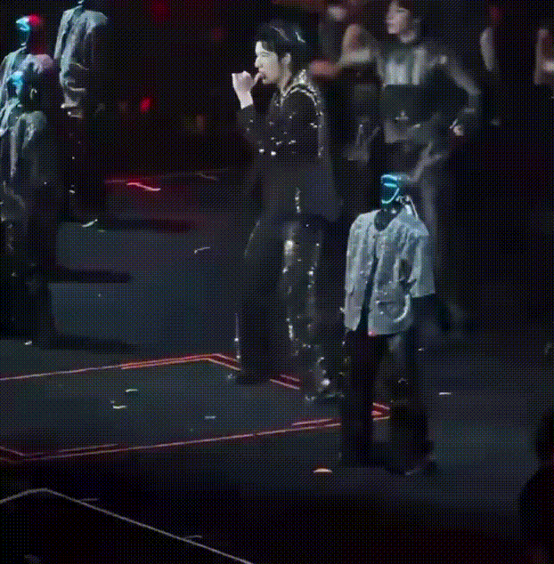 칼군무에 백블립…머스크도 놀란 중국 '로봇 백댄서'