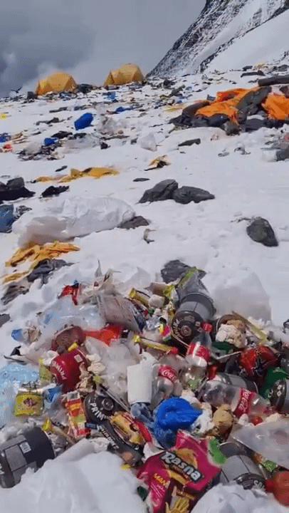 에베레스트, 등반객 쓰레기로 몸살…"이대로는 질식"(영상)