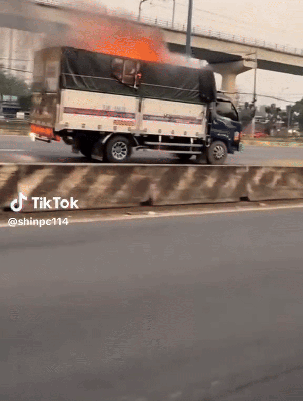 "멈추면 끝" 불붙은 트럭 2㎞ 몰아 소방서로 직행