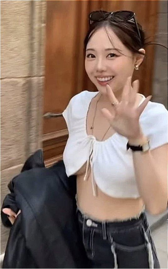 '두 아이 엄마' 인플루언서 홍영기…언더붑 스타일 눈길