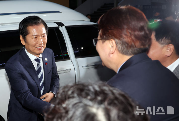 정청래, 성탄절 앞두고 부산 아동복지시설 방문…”지역 발전 지원”  