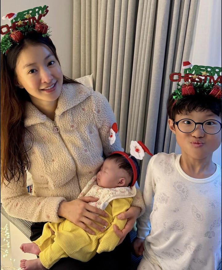 이혼 후 둘째 출산 이시영, 딸 안고 활짝…가족 다 모였네
