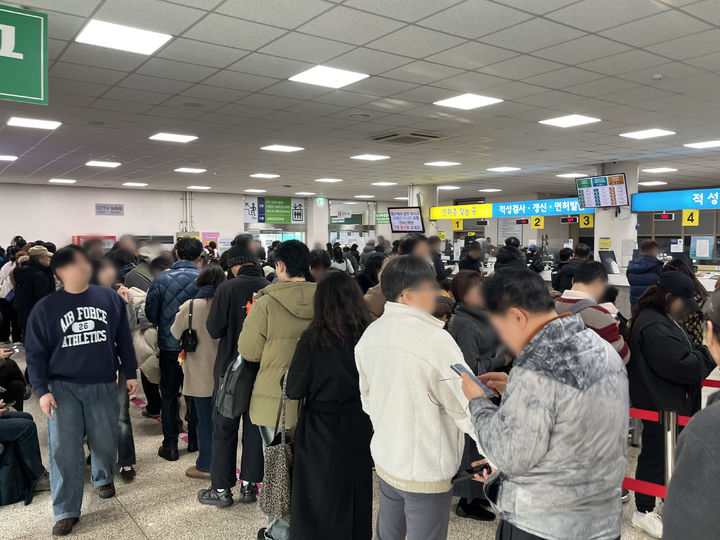 "성심당 온 줄" 연말 면허 갱신 대란…대기 1200명[출동!인턴]