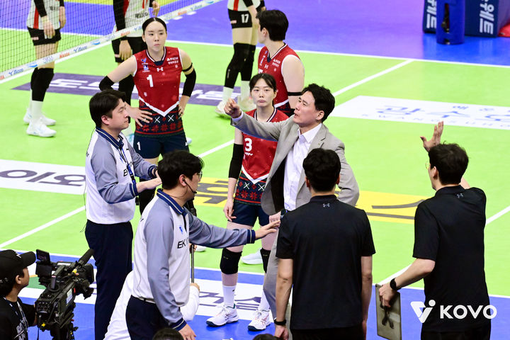 [오늘의 뉴스종합] 현대건설 감독의 오심 항의, U-23 축구 대표팀 8강 진출, K리그 신규 구단 승인과 월드컵 트로피 한국 방문