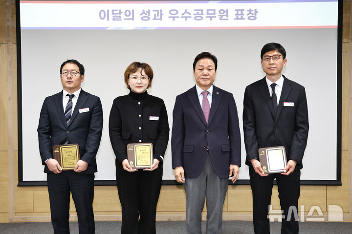 경남도 '이달의 성과 우수공무원' 3명 표창