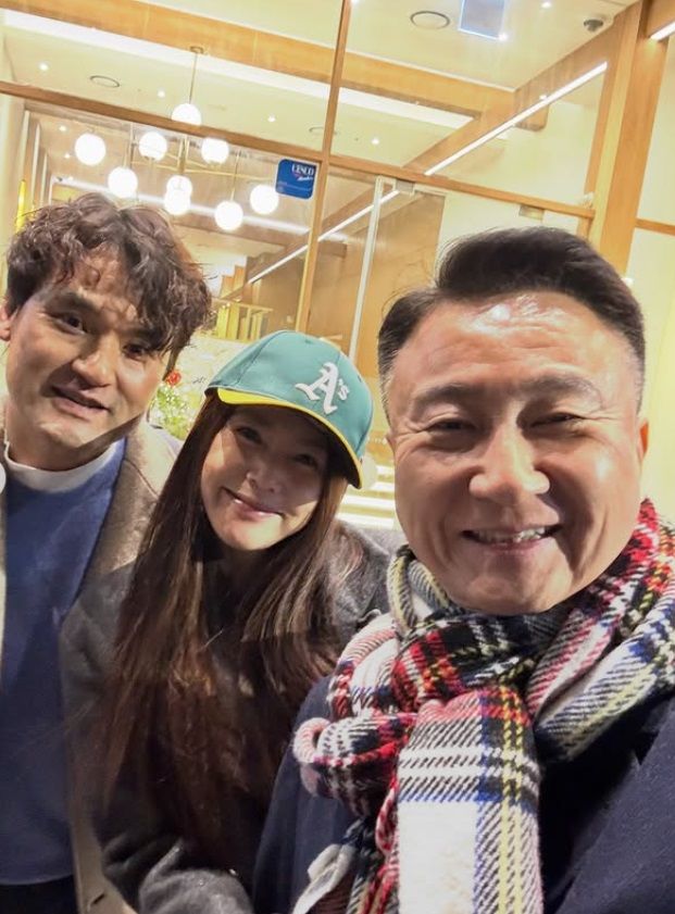 주영훈♥이윤미, 박찬호와 찰칵…사인 모자 선물에 