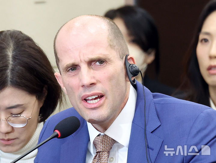 [속보] 로저스 대표, '한국 쿠팡' 부사장 인원 묻자 "모른다"