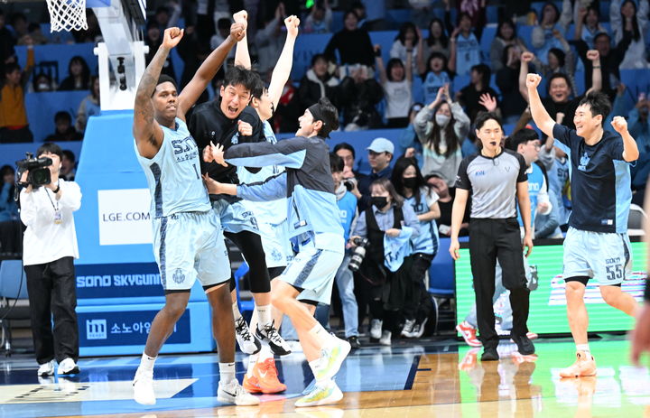 [오늘의 뉴스종합] 새해 첫날 스포츠 경기에서의 극적인 승리와 선수 계약 소식