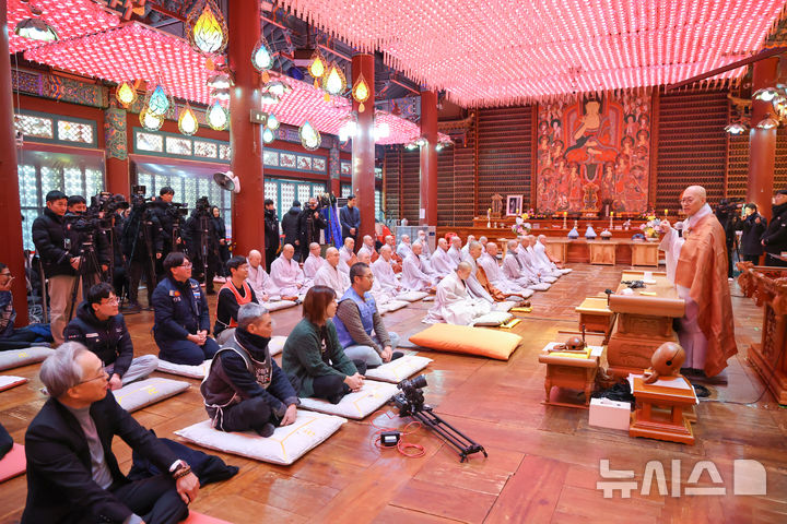 진우스님, 사회적 약자와 새해맞이 108배…
