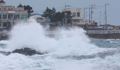 제주, 강한 비에 돌풍·천둥 동반…"해안 안전사고 유의"