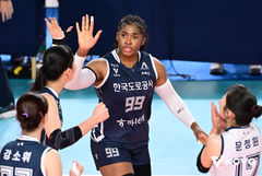 '모마 33득점 원맨쇼' 한국도로공사, 1·2위 맞대결서 현대건설 완파