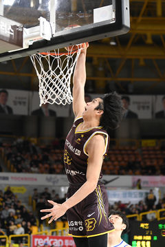 프로농구 선두 LG, 삼성 83-70 격파…맞대결 7연승 달성