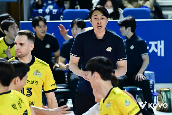 KB손해보험과 한국도로공사, V-리그에서 각각 삼성화재와 현대건설을 제압하며 상승세 이어가