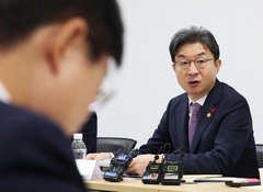 금융지주 지배구조 가이드라인 더 세지나…당국, 법제화 논의