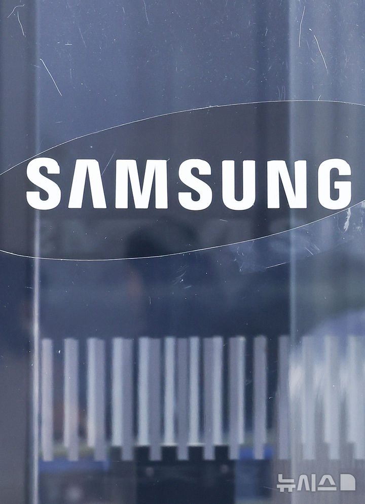 엇갈린 반도체 쌍두마차…삼전 주춤, SK하닉 강세 마감[핫스탁](종합)