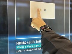 "반도체 리더 누구?"…삼성전자·SK하이닉스 '조용한 전쟁'[CES 2026]