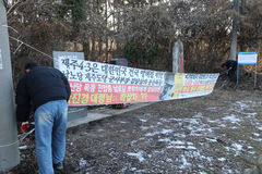 제주 박진경 진실 안내판 덮은 4·3 왜곡 현수막, 강제 철거