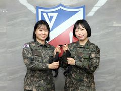 17사단 두 여군 대위, 5년 전 '모발 기부' 약속 실천
