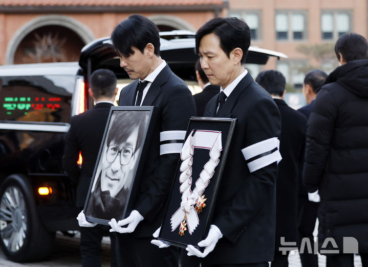 고 안성기 영정과 훈장 든 정우성-이정재