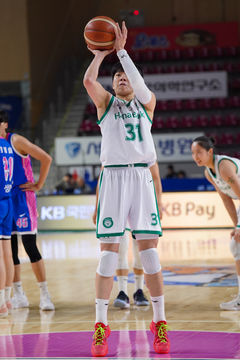 '진안 더블더블' 선두 하나은행, 삼성생명 꺾고 4연승…BNK 단독 2위로(종합)