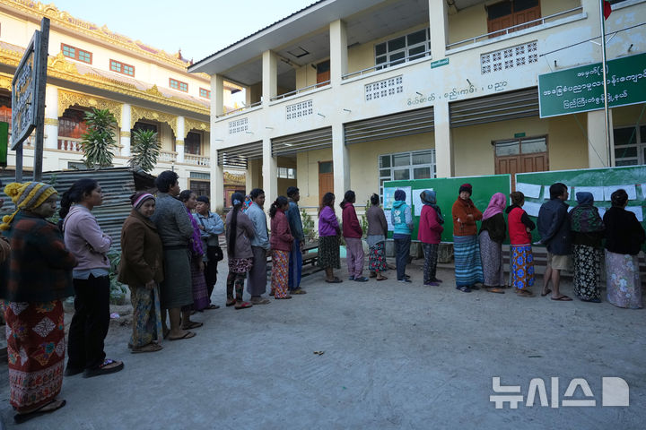 미얀마, '무늬' 총선 2차 투표…1차서 군부지지당 90% 득표