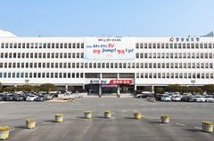 강풍 덮친 경남, 담 넘어지고 간판 날아가고…부상자 3명