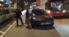 홍콩 도로서 차 가로막고 흉기 휘두른 러시아 여성(영상)