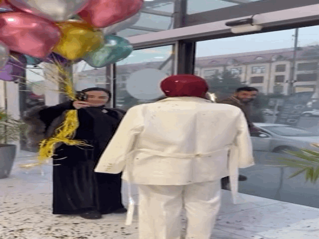 촛불 끄는 순간 '펑'…생일 케이크 옆 수소 풍선 폭발