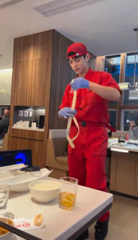 차은우가 수타면을?…닮은꼴 식당 직원 화제