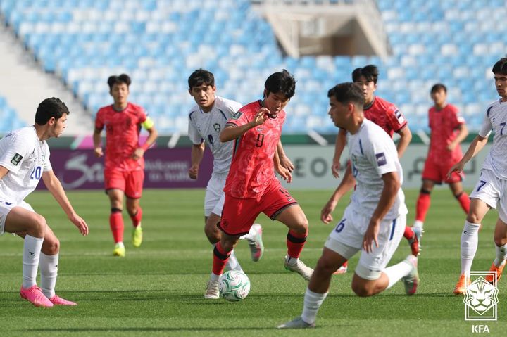 한국 U-23 축구팀, 우즈베크전 패배에도 8강 진출 성공