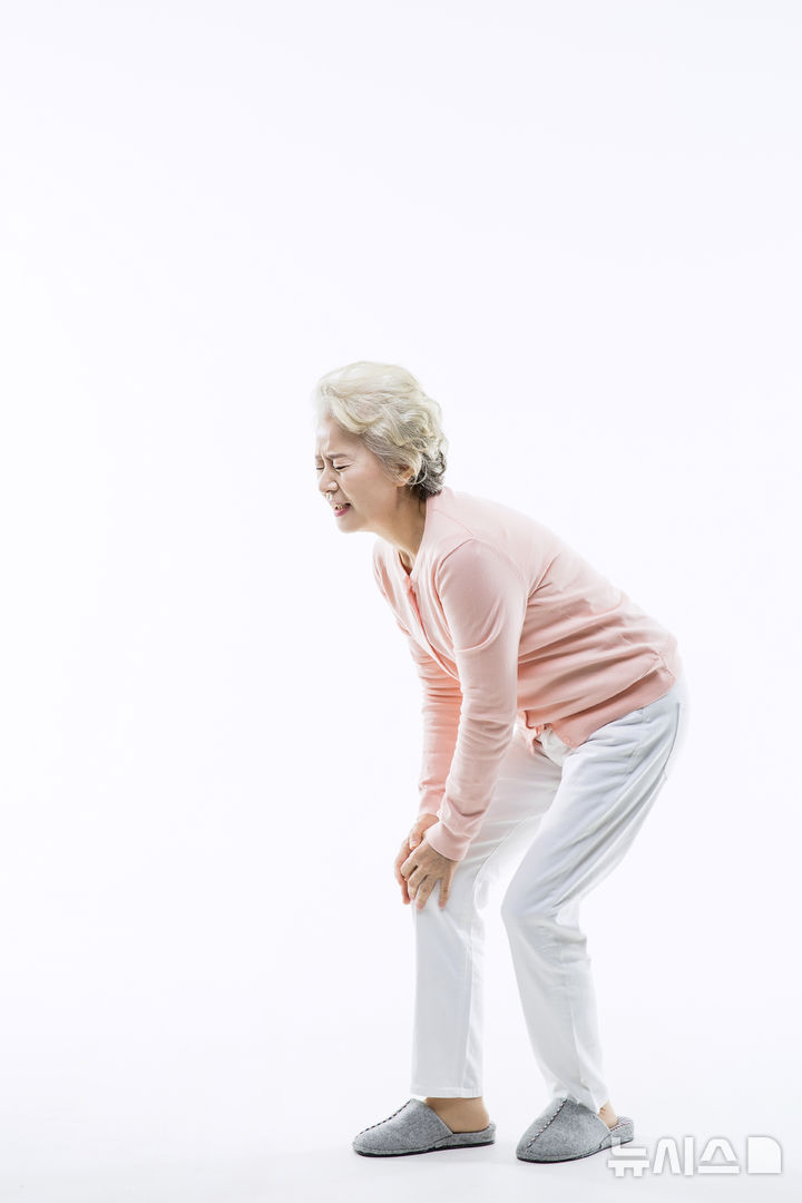 "다리가 무겁고 저려요"…단순 근육통 아닌 '이 질환'?