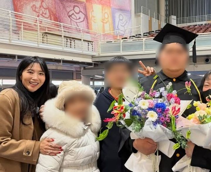 오윤아, 발달장애 아들 졸업 감격…