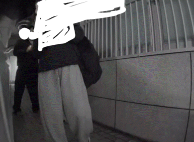 테슬라에 담뱃불 테러…CCTV에 찍힌 중학생들