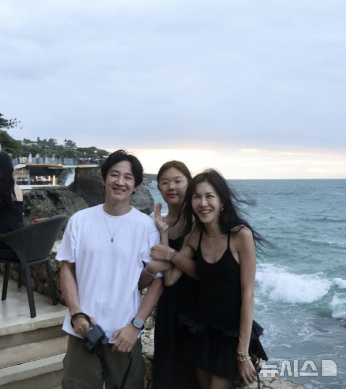 엄태웅♥윤혜진, 발리서 가족사진 찍었다…행복한 미소