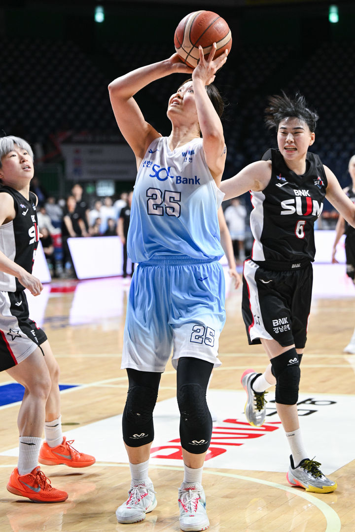 여자농구 신한은행, 2차 연장 끝에 BNK 꺾고 9연패 탈출  