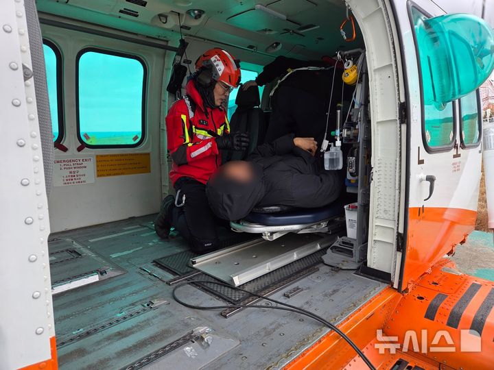 제주소방, 초속 25m 강풍 뚫고 마라도 뇌경색 환자 헬기 이송