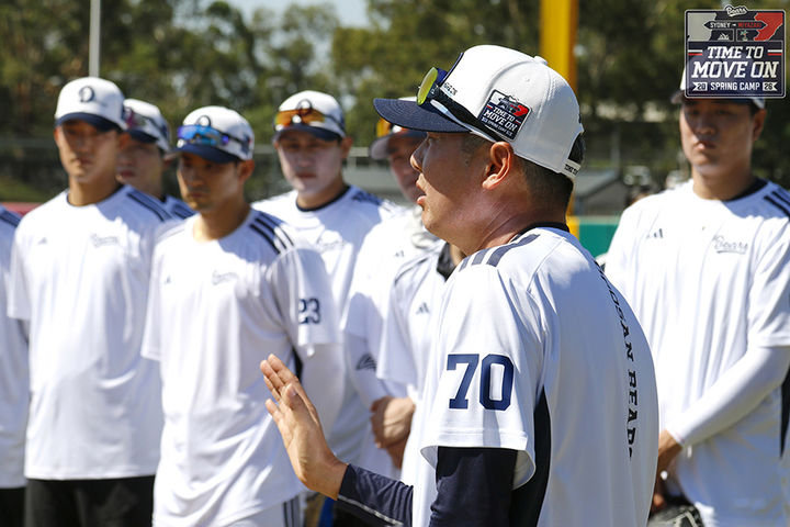 두산과 키움의 스프링캠프 시작, 마산 야구 원로의 별세와 SSG의 외국인 선수 합류