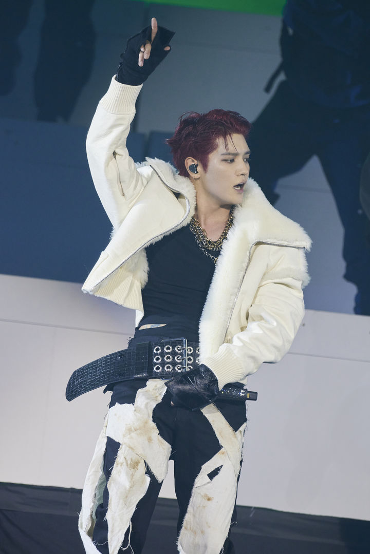 '빛 위를 걷는' 태용, NCT 10년을 '리마스터'하다