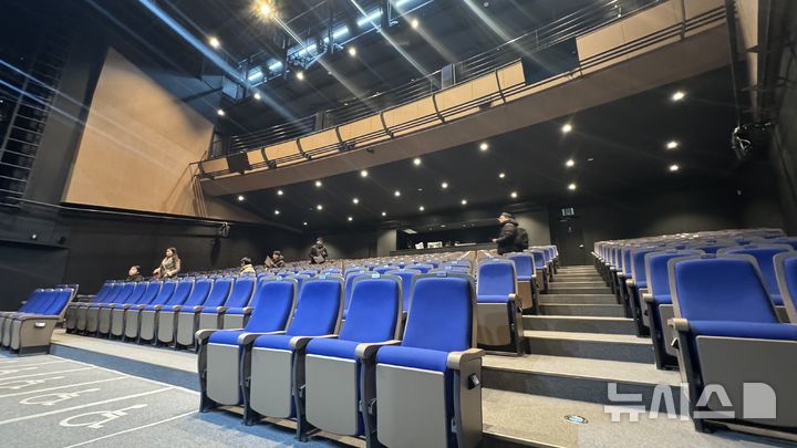 [현장]12년 만에 불 켜진 대학로 유일 대극장 'NOL 씨어터 대학로' 가보니